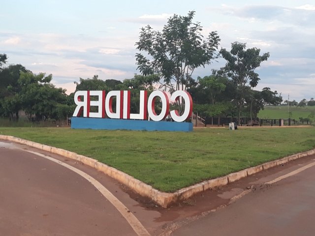Consertaram os holofotes do letreiro no trevo de Colíder. (Fotos)
