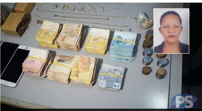 Mulher supostamente ligada à integrante de facção criminosa é presa com R$ 20 mil e drogas