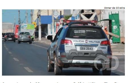 Morador de rua se veste de palhaço, corta pulsos e ameaça clientes de loja