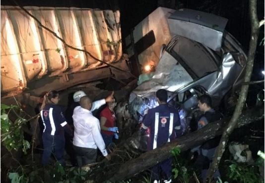 Colisão entre carro e carreta mata 4 pessoas da mesma família no Médio Norte