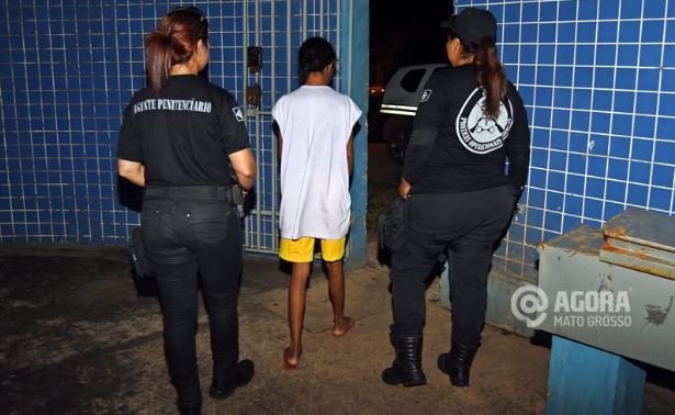 Mãe de bebê morta com sinais de maus-tratos é agredida por detentas