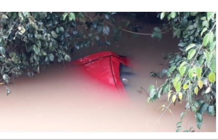 Veiculo tomba de cima de ponte e carro fica submerso no córrego Alcebíades em Juara