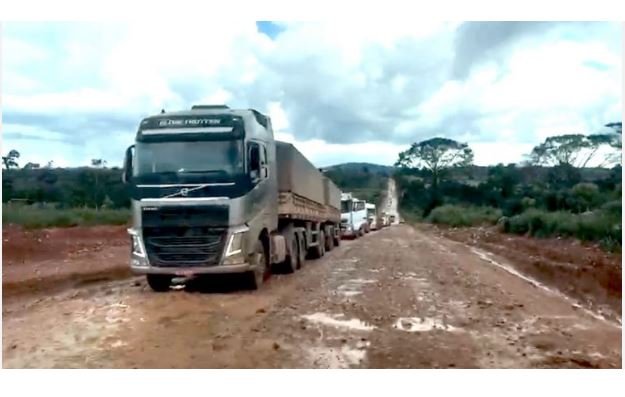 Caminhoneiros de Mato Grosso voltam a ficar parados em atoleiros na 163 no Pará