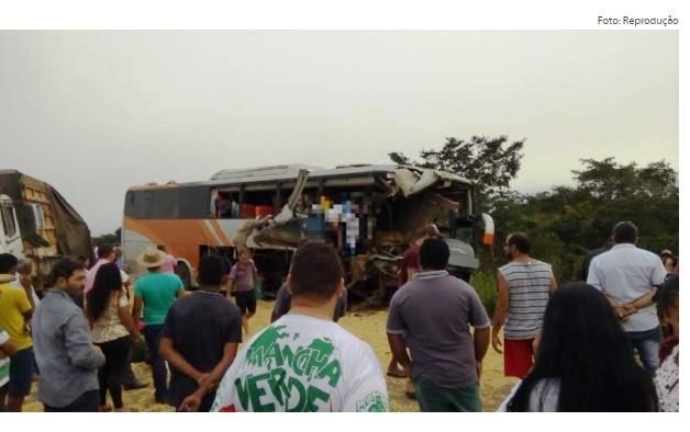 Identificadas três vítimas de acidente entre ônibus e bitrem na BR-364; veja nomes