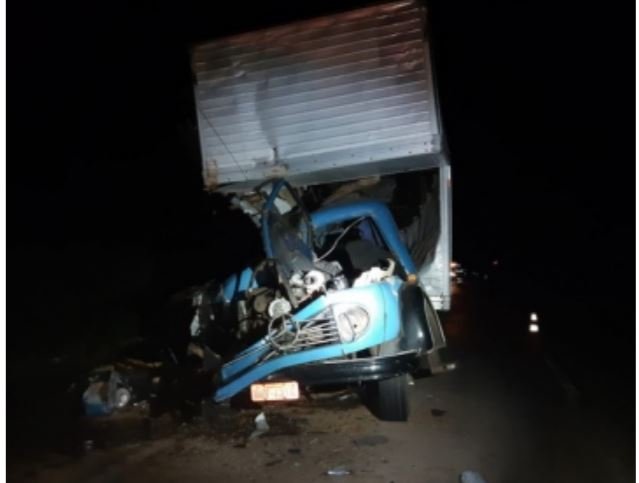 Acidente entre caminhão e carreta deixa um homem morto e outro em estado grave em MT