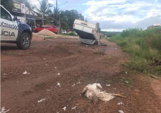 Homem embriagado capota carro após sequestrar a própria família e tentar fugir da PM em Peixoto