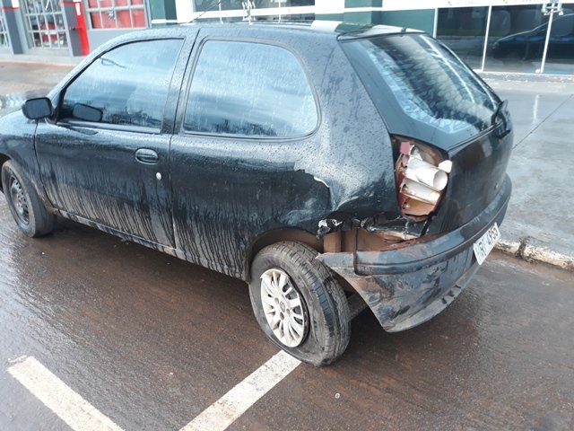 Veiculo tem sua traseira danificada no centro de Colíder e motorista foge do local. (Fotos)