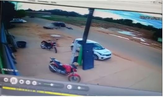 Carro faz conversão no meio da pista e jovem fica ferido ao bater moto, e ser arremessado por mais de 50 metros; veja vídeo