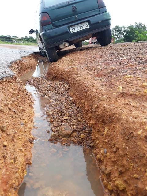 Carro em Colíder caiu em valeta na perimetral da MT-320. (Fotos)