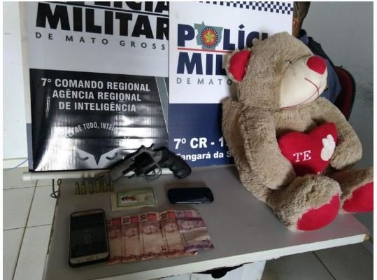 Homem é preso após roubar mercado e esconder arma dentro de urso de pelúcia em MT