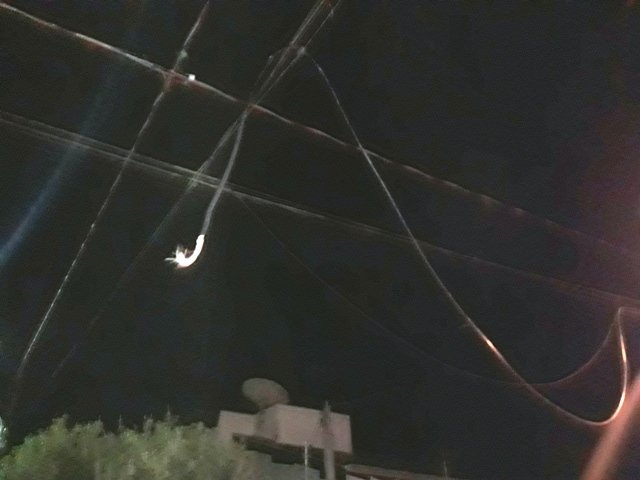 Caminhão em Colíder arranca parte cabos de telefones deixando FUNAI e varias casas sem sinal. (Fotos)