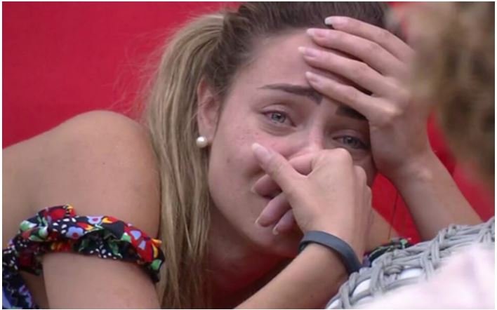 Fora da Globo, Paula deixa delegacia cobrindo o rosto pelos fundos como criminosa e destrata a imprensa; confira as fotos!
