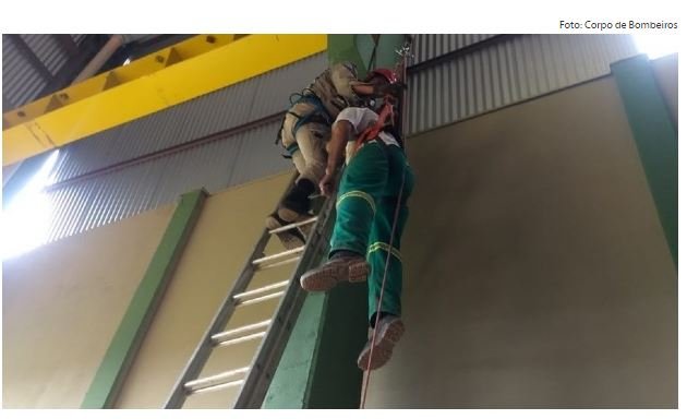 Trabalhador morre eletrocutado e fica pendurado a seis metros de altura