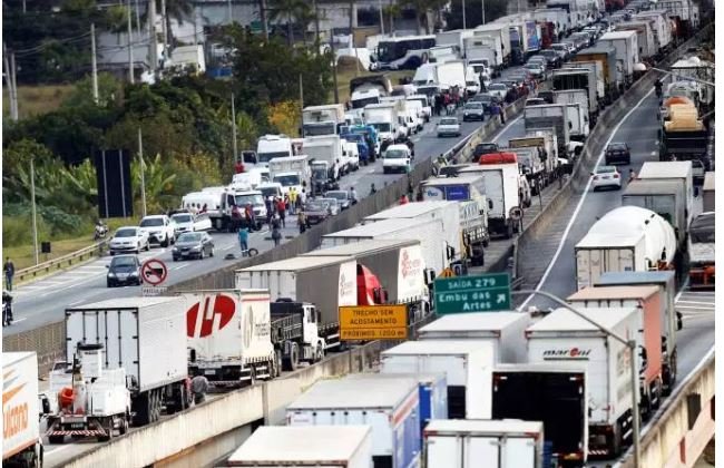 Caminhoneiros criticam alta do diesel e ameaçam greve em 10 dias