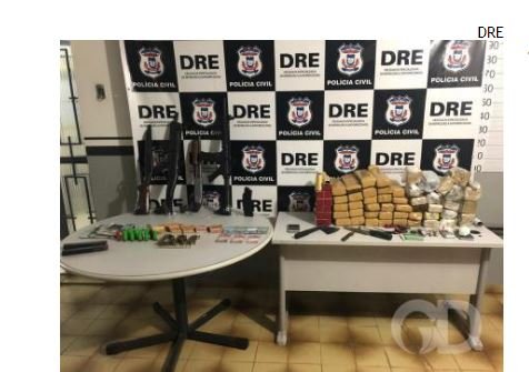 DRE apreende drogas, armas, dinheiro e veículos em quitinete