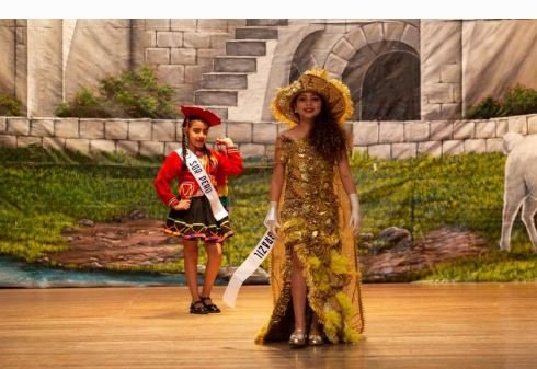 Mato-grossense de 8 anos desfila com traje representando grãos de soja e vence concurso no Peru