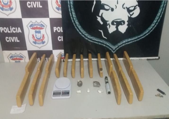 Dezoito tabletes de maconha são encontrado em sacos