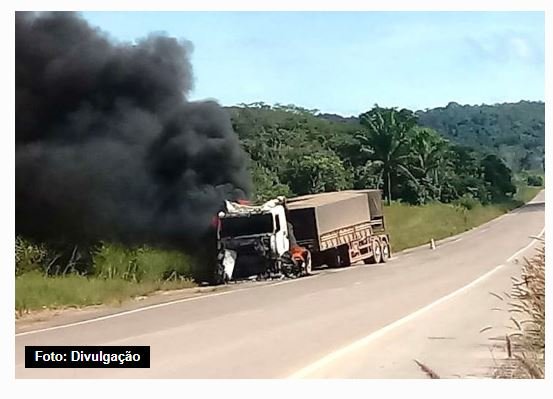 Cabine de carreta fica destruída após incêndio na BR-163 a 30 km de Guarantã do Norte
