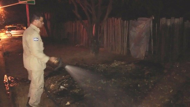 Bombeiros de Colíder apagam “Queimada Urbana” e notifica morador. (Vídeo)