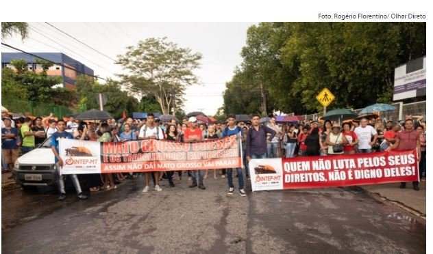 Professores protestam na porta da Seduc e aprovam paralisação das atividades