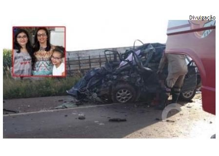 Mãe e duas filhas morrem após bater de frente com caminhão