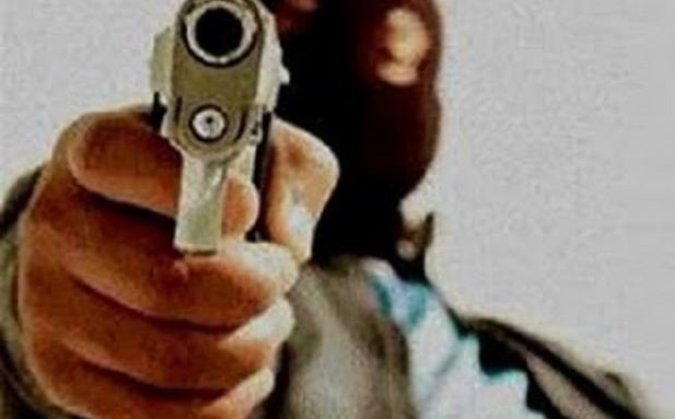 Bandidos em Colíder roubam casal e levam veiculo Fiat Strada com vários equipamentos eletrônicos.