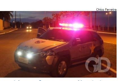 Mulher incita homem a matar outro esfaqueado em praça