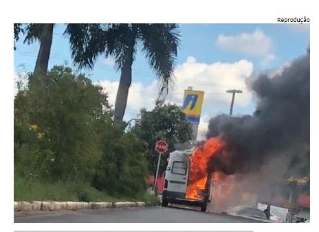 Vídeos mostram ambulância pegando fogo próximo a rodoviária