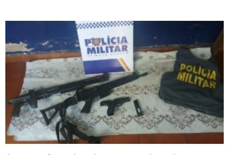 Bandidos que invadiram posto da PM e roubaram fuzil são presos