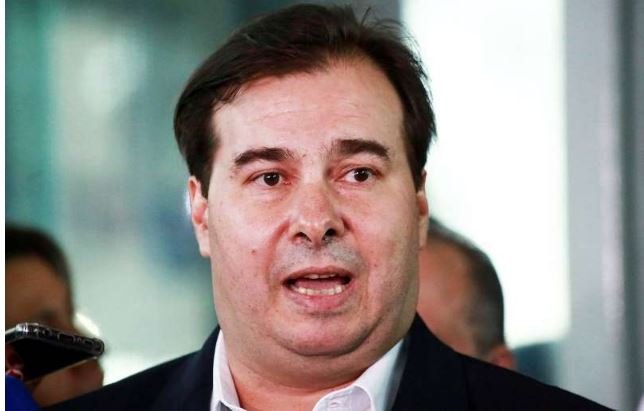 Carlos é ‘doido’ e ‘radical’ e Eduardo Bolsonaro é ‘deslumbrado’, diz Maia