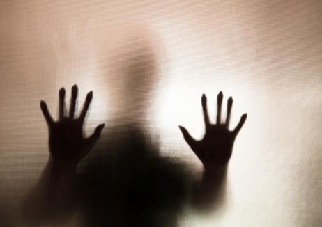 Homem abusa de menina de 14 anos com problemas mentais
