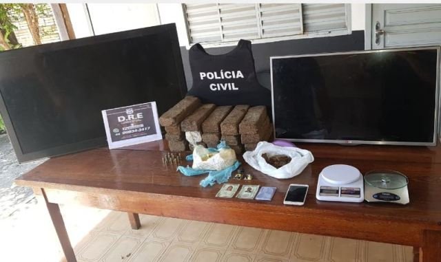 Mulher é presa no flagra ao comercializar drogas dentro de casa