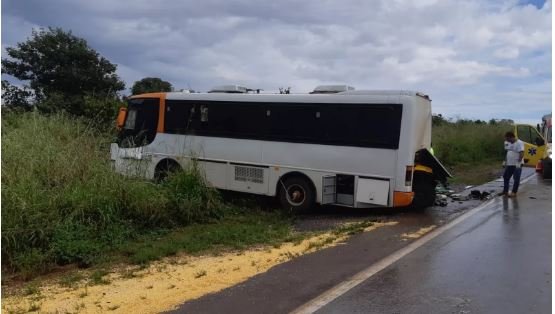 Dois passageiros de ônibus que viajavam para pescar no Pará morrem em acidente com carreta em MT
