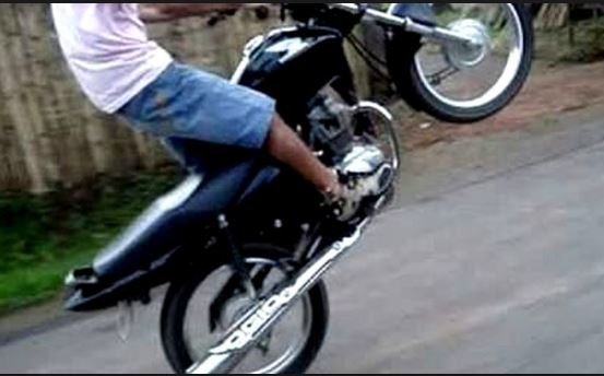 Em Colíder jovem sem CNH e pego pela PM empinando moto.