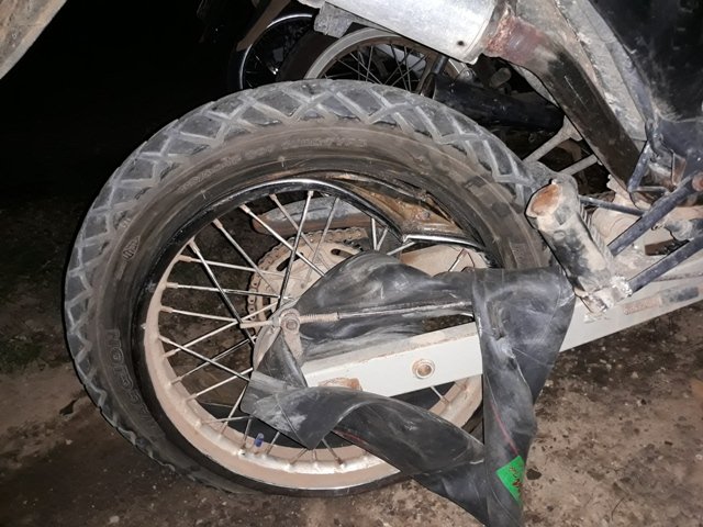 Menor em Colíder vai dar fuga na PM e leva um tombo, a moto fica toda danificada.(Fotos)