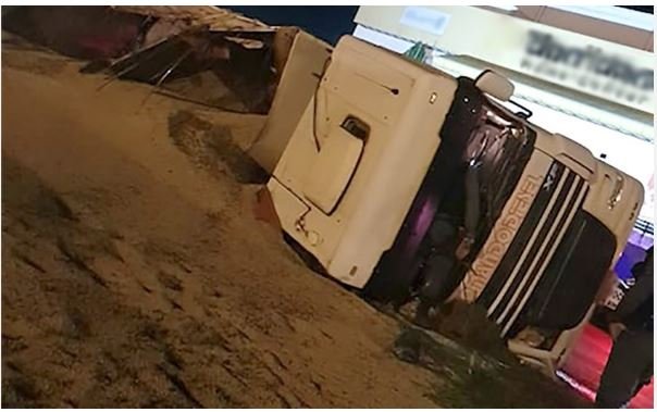 Carreta tomba e espalha carga de soja às margens da BR-163 em Sinop. (Fotos)