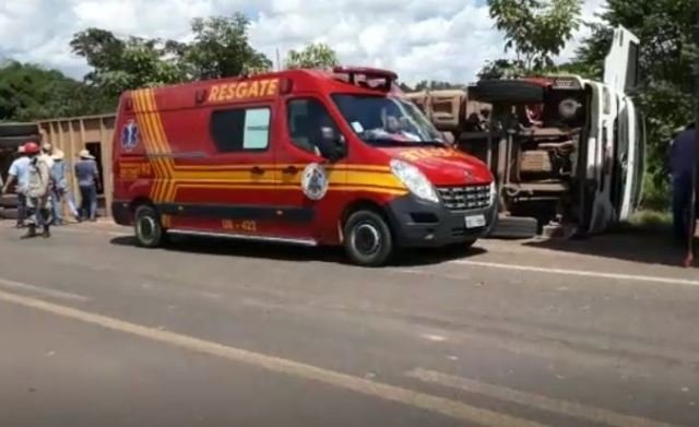 Carreteiro em Colíder para não matar motoristas acaba tombando na MT-320. (Vídeo)