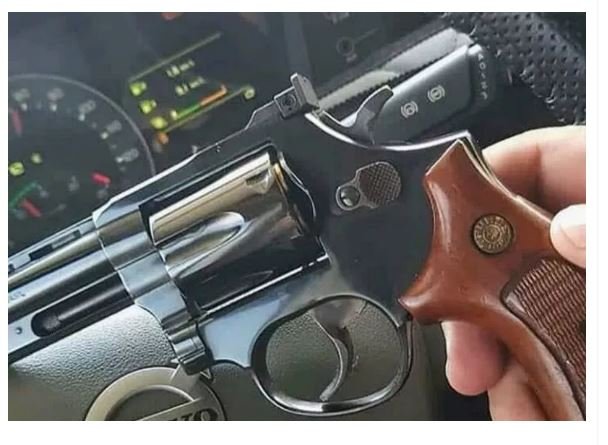Bolsonaro assina decreto que permite porte de arma a caminhoneiros