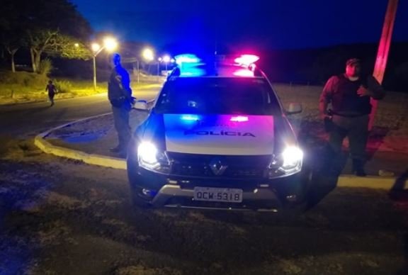Homem é morto com pedradas na cabeça e tiro
