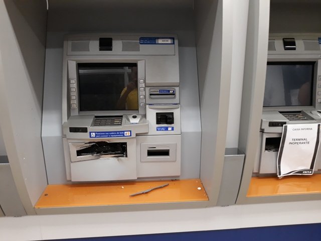 Bandidos em Colíder tentam mais uma vez explodir caixas eletrônicos da caixa.(Fotos)