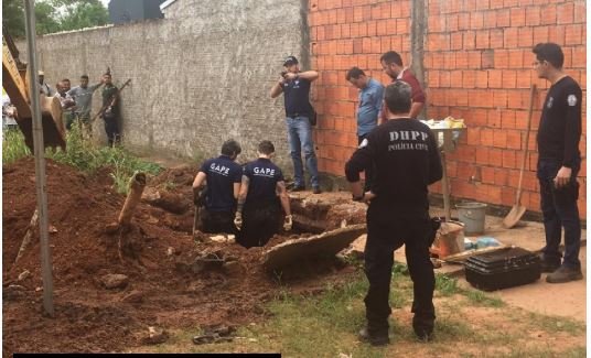 Homem mata e enterra namorada e ex-esposa em quintal de casa