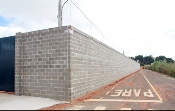 Prefeitura erra no projeto e empresa constrói muro em cima da rua