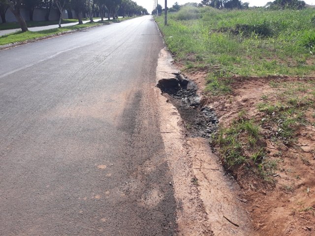 Tecnologia avançada da Prefeitura de Colíder pinta buracos com lama asfáltica. (Fotos)