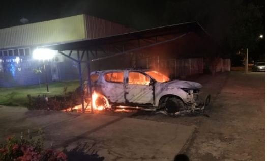 Dupla invade delegacia e ateia fogo em viatura do Garra, (vídeo)