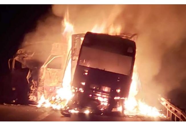 Carretas se envolvem em colisão, pegam fogo e deixam rodovia interditada no Médio Norte