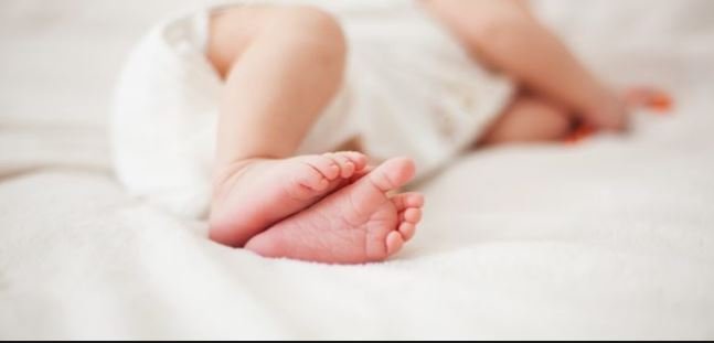 Mãe adormece com corpo sobre o filho recém-nascido que morre sufocado