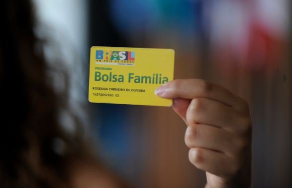Saiba o que é e quem tem direito ao 13º salário do Bolsa Família, pago pela Caixa