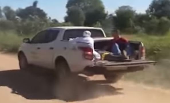 Sem ambulância, paciente é transportado na carroceria de caminhonete em MT (Vídeo)