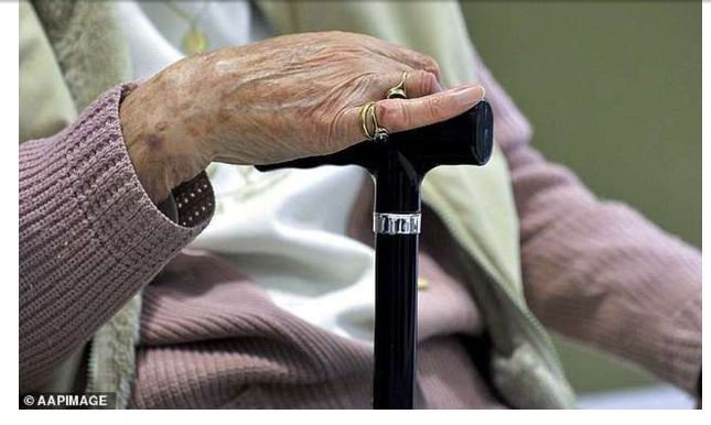 Idosa de 102 anos é suspeita de matar vizinha de quarto de 92 anos