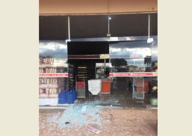 Bandidos arrombam porta de Mercado em Colíder. (Fotos)